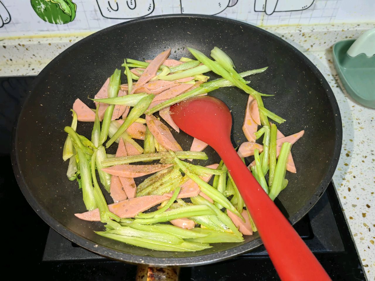 火腿肠炒芹菜怎么做_火腿肠炒芹菜的做法_豆果美食