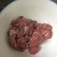 孜然葱爆肉的做法图解2