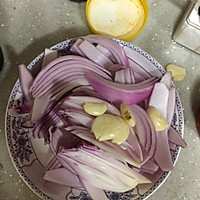 洋葱炒肉的做法图解1