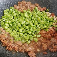 蒜辣肉酱葱豆丁的做法图解3
