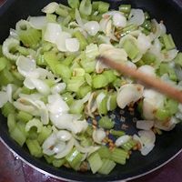 清新小炒-芹菜炒百合的做法图解7