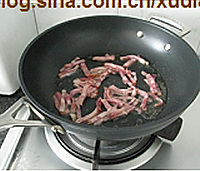 煎黑椒牛肉肠配酸菜的做法图解4