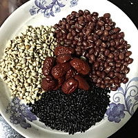黑米红豆薏米红枣粥的做法图解1