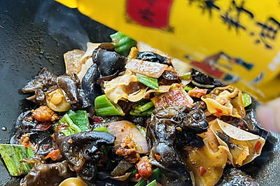 木耳炒腊肉