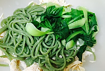 家庭自制菠菜面！给不爱吃菜的宝宝一点新鲜的颜色吧！的做法