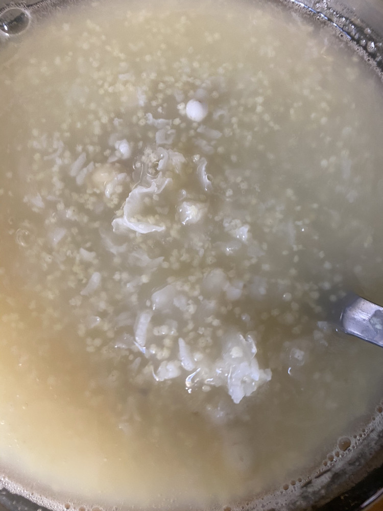 薏米、小米、糯米、莲子、银耳粥的做法