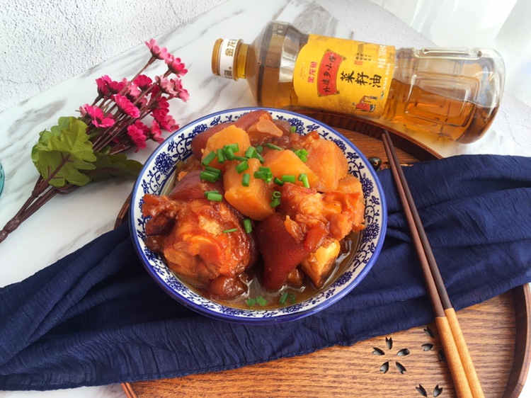 Stewed potatoes with pork hooves