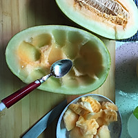 哈密瓜奶昔的做法图解1