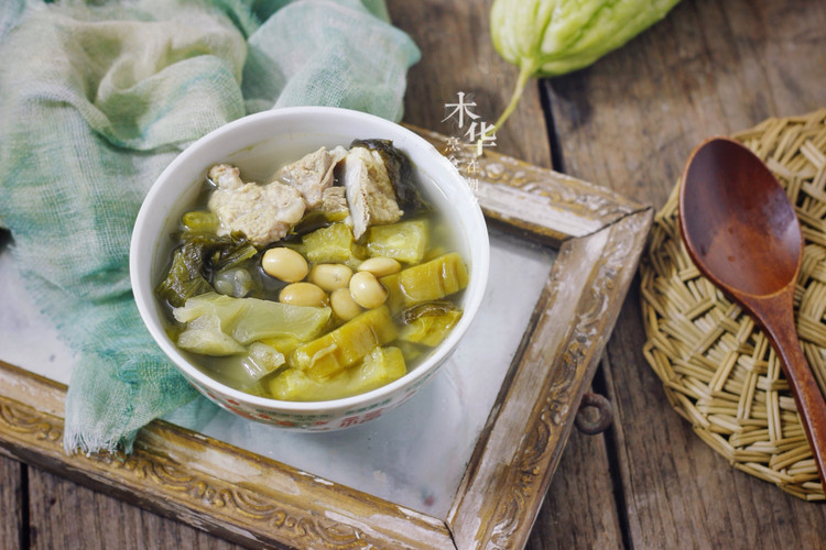 夏天解腻汤，苦瓜黄豆酸菜叶龙骨汤的做法