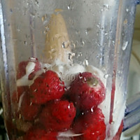 代餐草莓奶昔的做法图解2