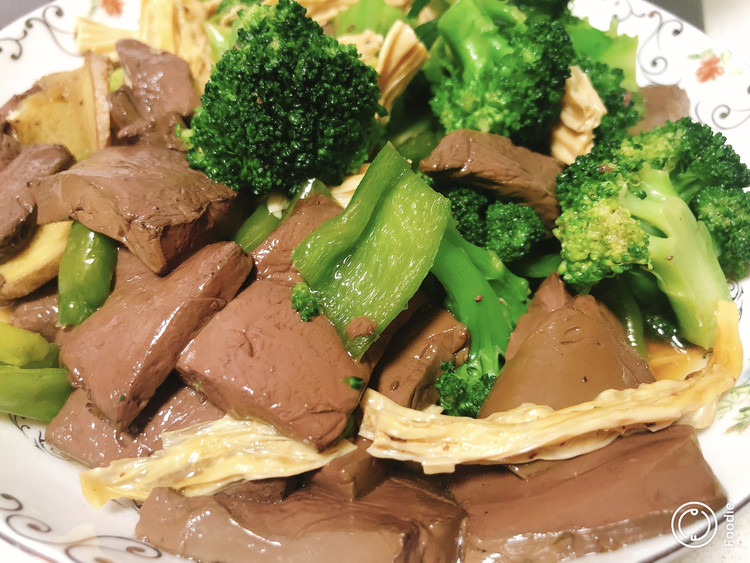 青椒鸭血腐竹西兰花的做法