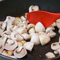 蒜香蘑菇鸡肉粒的做法图解3