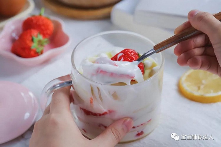 草莓酸奶千层杯【宝宝辅食】的做法