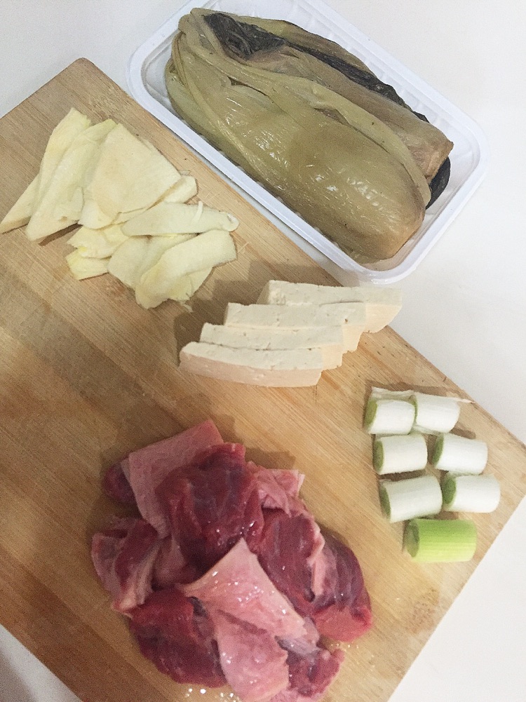冬笋腌菜牛肉锅的做法图解1