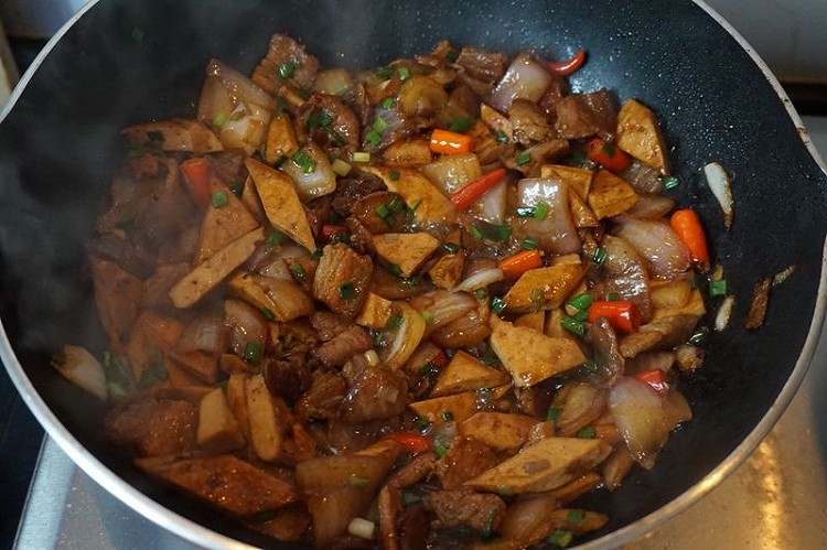 香干回锅肉的做法