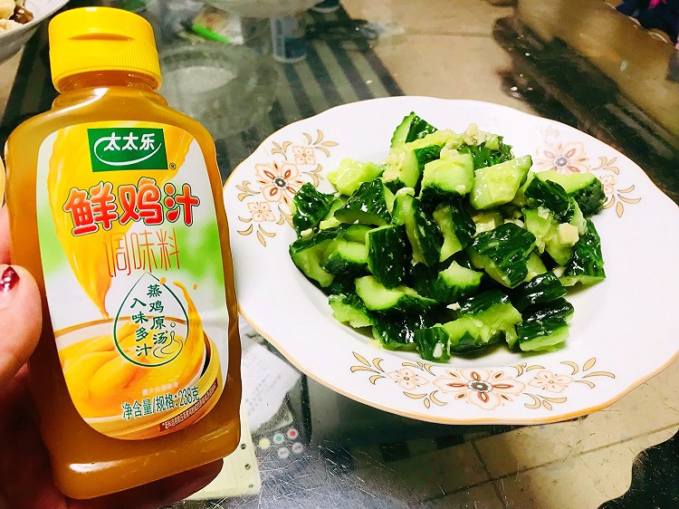 蒜泥黄瓜，用鸡汁拌哒的做法