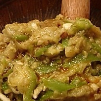 擂缸皮蛋茄子（茄子、皮蛋、青椒）的做法图解1
