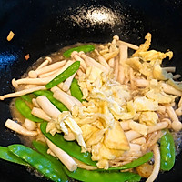 海鲜菇炒鸡蛋荷兰豆的做法图解6
