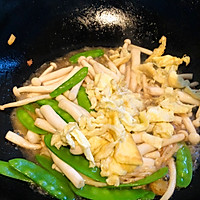 海鲜菇炒鸡蛋荷兰豆的做法图解6