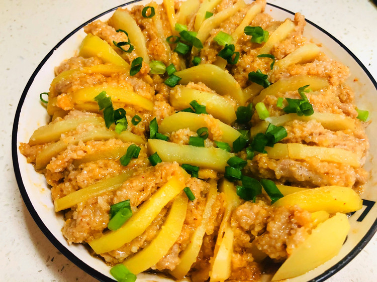 土豆的完美搭配：粉蒸土豆夹肉的做法