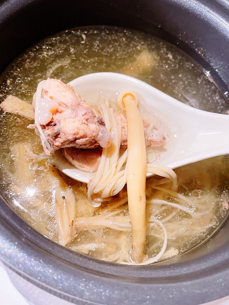 营养杂菌老母鸡汤～每个月必喝滋补靓汤的做法
