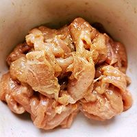 滋味鲜美家常菜——鸡枞菌炒肉的做法图解3
