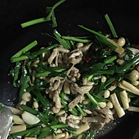 韭菜蘑菇炒肉丝的做法图解10