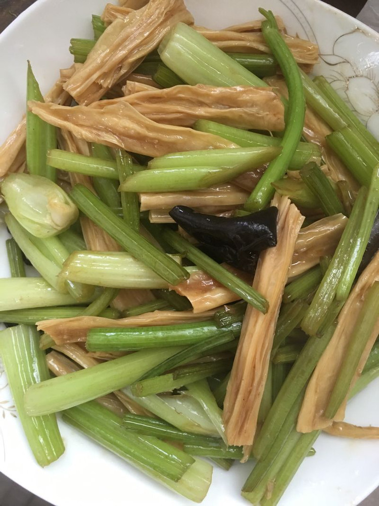 素炒芹菜的做法