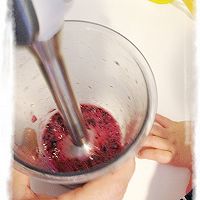 【老皮的亲子厨房】蓝莓酸奶棒棒冰的做法图解4