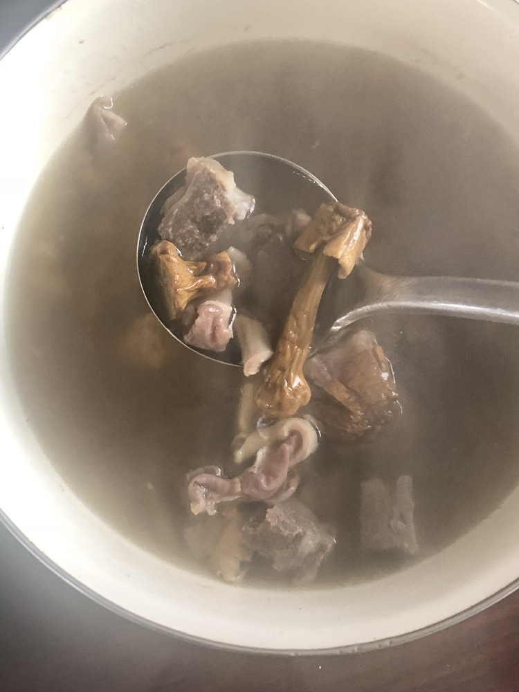 秘制松茸猪肚排骨汤的做法