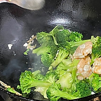 爽口好吃的西兰花炒青虾的做法图解5