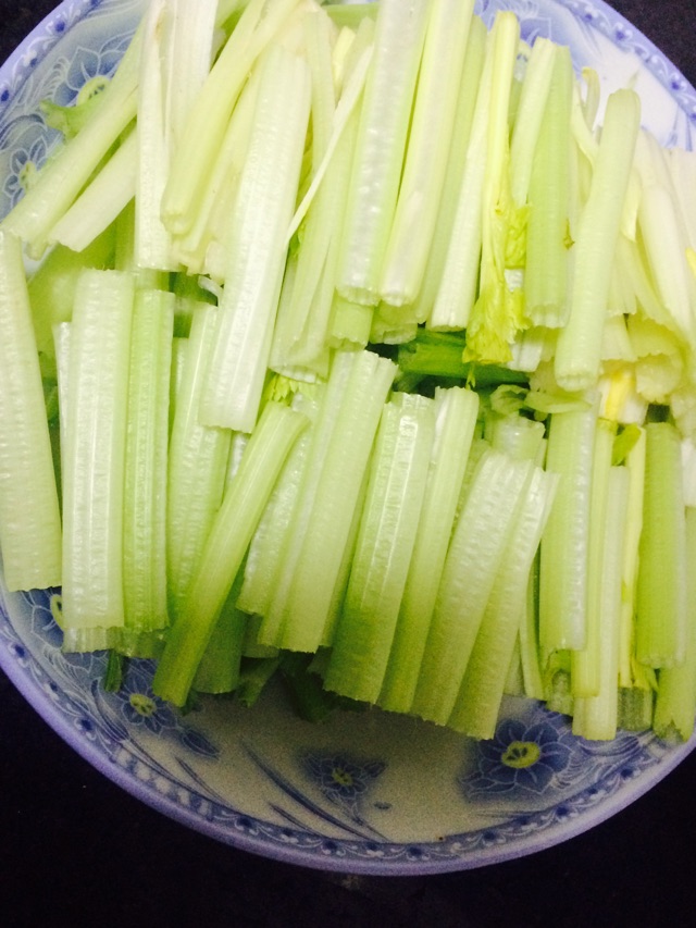 芹菜牛肉的做法图解3