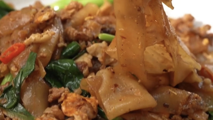 泰国街头小吃猪肉蛋炒河粉