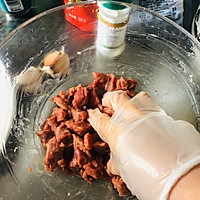 黑蒜子牛肉粒的做法图解1