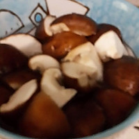 香菇咸肉枸杞鸽子汤的做法图解2