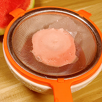 夏天限定美味，冰凉软糯的西瓜椰汁马蹄糕的做法图解3