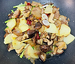 土豆香菇炒坛子肉的做法