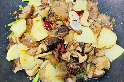 土豆香菇炒坛子肉
