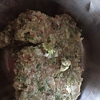 虾仁猪肉西葫芦馅饺子的做法图解2