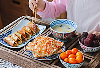 猪肉锅贴、土豆丝鸡蛋饼、南瓜小米粥的做法