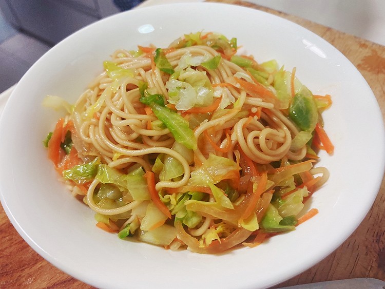 精品｜ 洋葱圆白菜炒面的做法