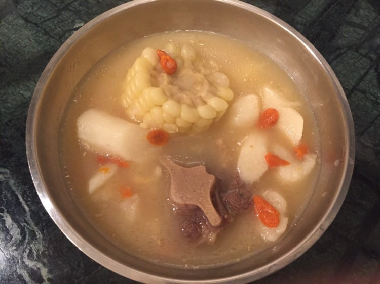 玉米淮山枸杞牛尾汤的做法
