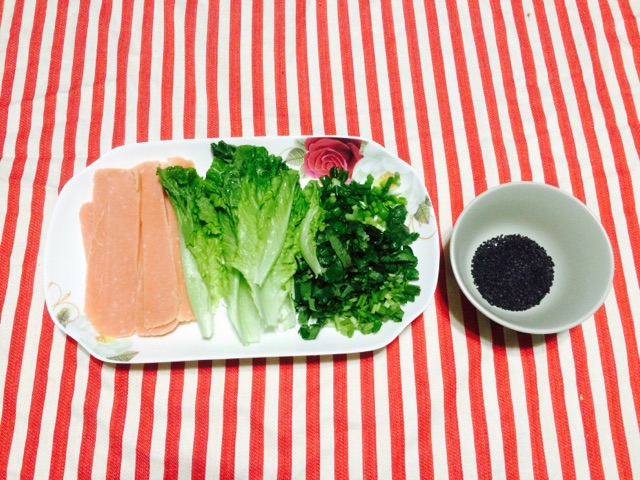 童年味道-火腿生菜鸡蛋饼的做法图解1