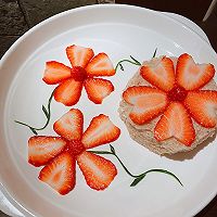 草莓花朵蓝莓夹心面包的做法图解2