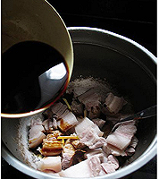 煎肉味道的电饭煲酱香五花肉的做法图解10