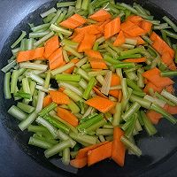 #时令蔬菜最养人#拌芹菜胡萝卜花生米的做法图解2
