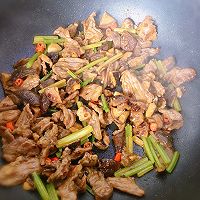 香芹炒牛肉的做法图解5