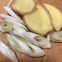 五花肉炒蒜薹的做法图解3