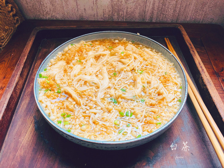 金针菇这样做，比肉还好吃，零失败的蒜蓉金针菇的做法