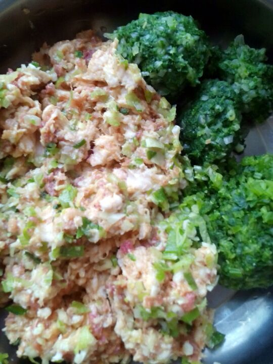 白菜芹菜肉包子的做法图解2